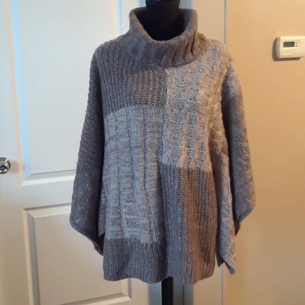 𝅺knox Rose Sweater Cape Size M